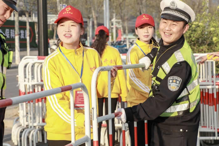 7. 志愿者和交警一起，在郑开国际马拉松期间进行交通隔离志愿服务工作