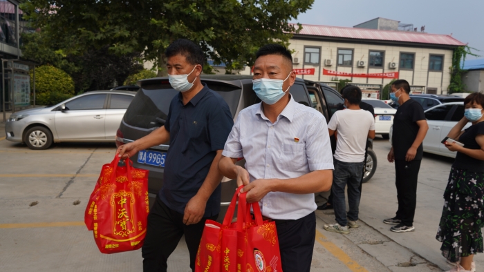 浅色上衣的人员为郭玉峰